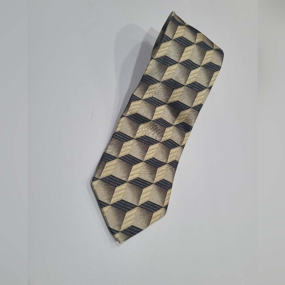 Bachrach 3D Cube Pattern Tie in Gold and Black